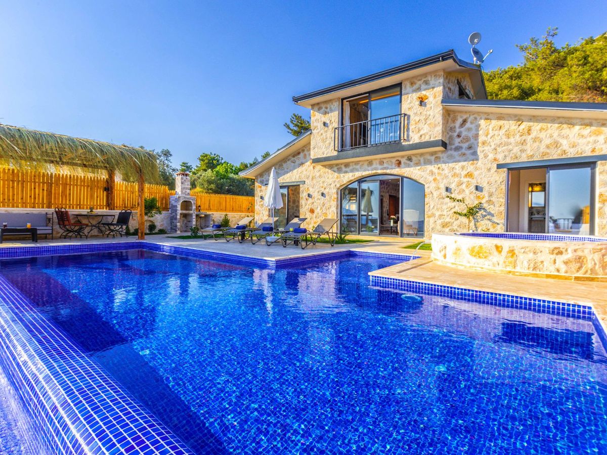 Çeşme Alaçatı'da Bahçeli Taş Villa